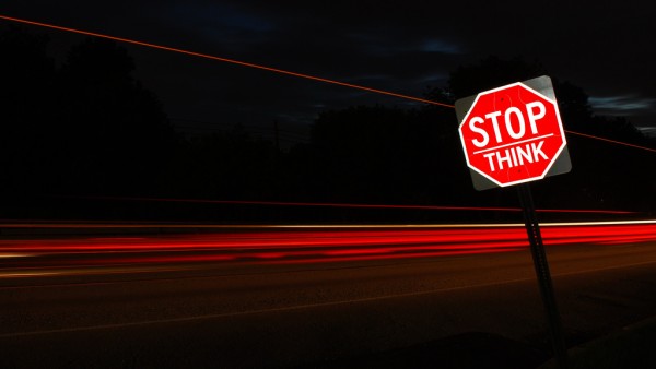 stop estrategia redes sociales cartel stop carretera